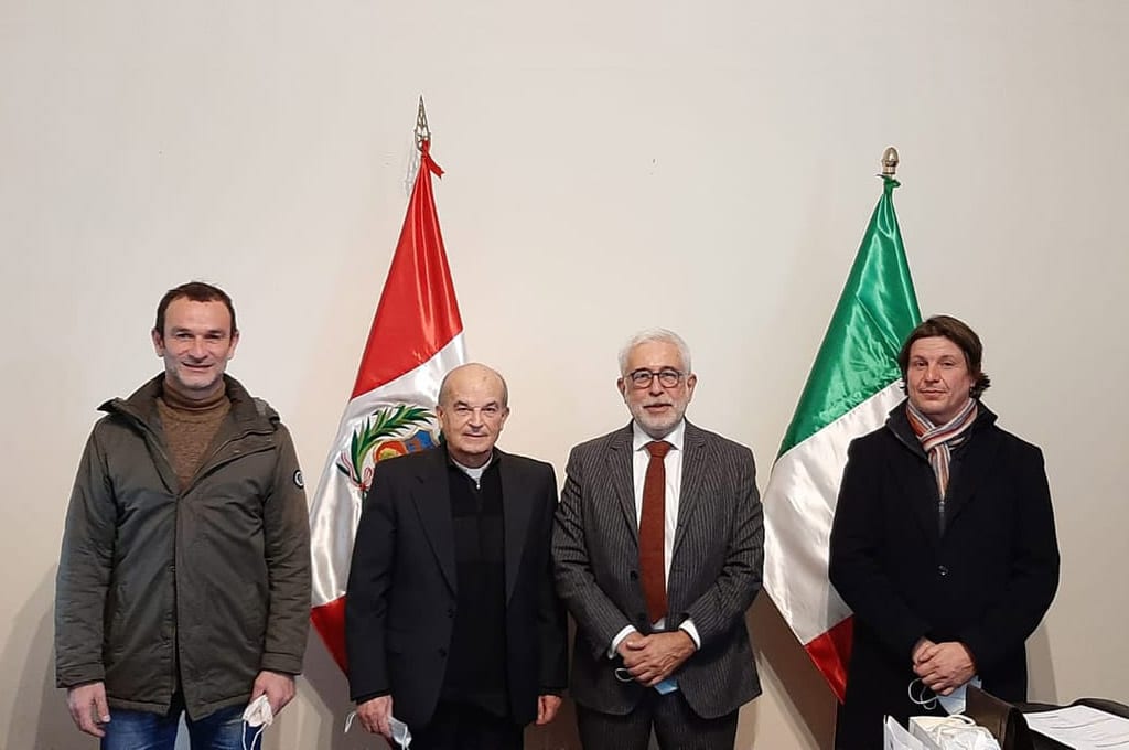 foto di gruppo all'incontro tra l'ambasciatore Marinetti Macedo e Apurimac ETS