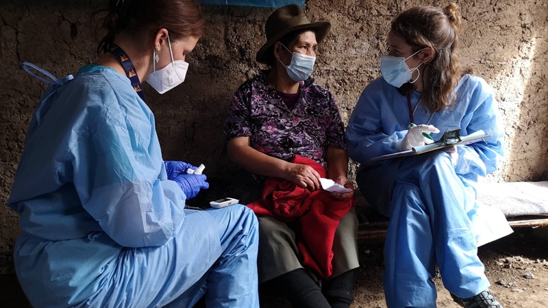 Due dottoresse visitano donna in Apurimac