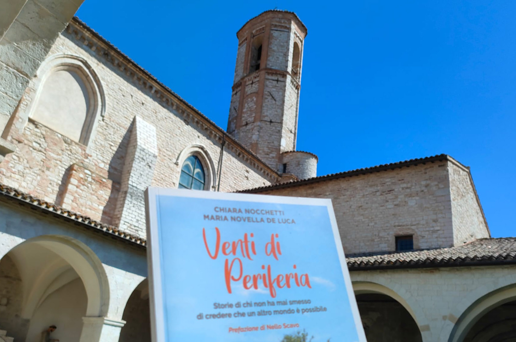 Libro Venti di Periferia sullo sfondo una chiesa di Gubbio