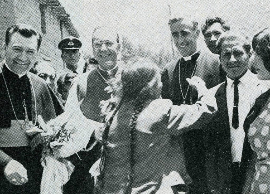 Un gruppo di prelati viene accolto da una donna con le trecce