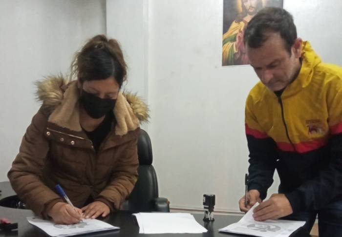 Una donna e un uomo firmano dei documenti