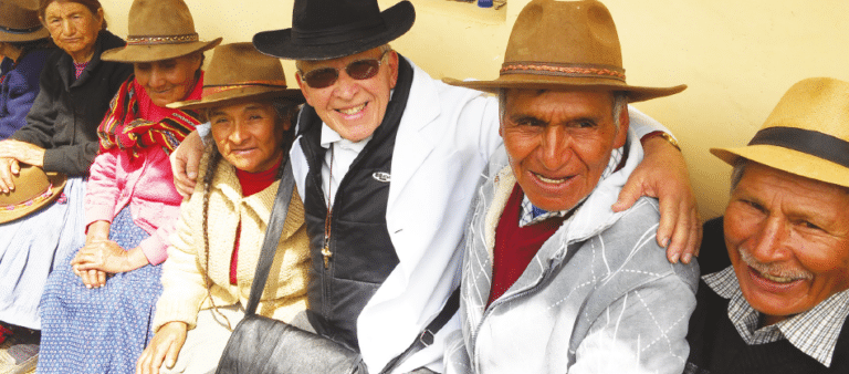 Gruppo di anziani in Perù vestiti con gli abiti tradizionali