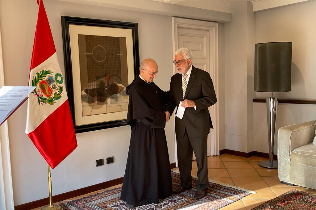 Padre Bellini e S.E. dott. Marinetti all'atto della consegna dell'onorificienza